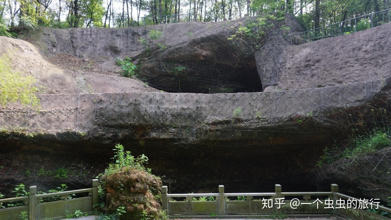 洞窟外部入口